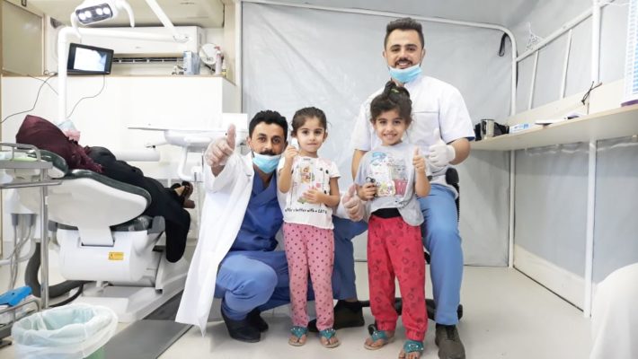 Die Testphase hat gestartet: Glückliche Patienten mit unserm Zahnarzt Dr. Ahmed und Assistenten Salah